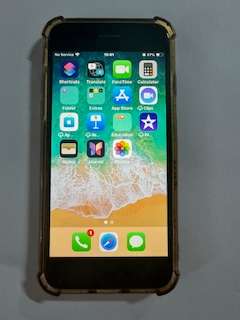 IPHONE 15 PRO 256GB AND FREE IPHONE SE 64GB IN EXCELLENT CONDITION. 2 IPHONES FOR THE PRICE OF 1