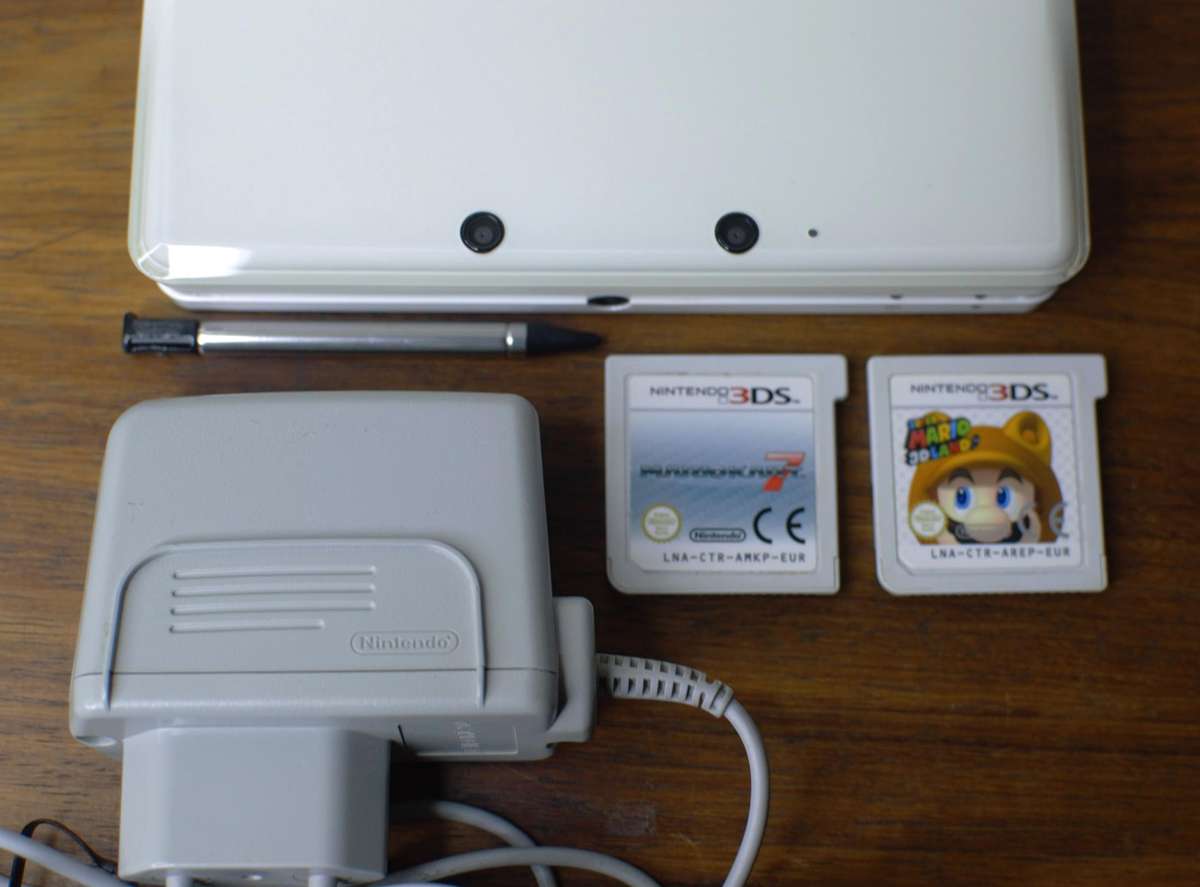 Nintendo 3DS Console + Game Bundle