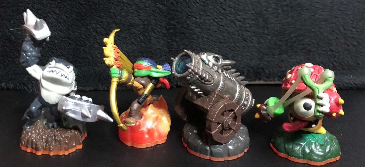 Skylanders: Giants Figure + Wii Mini Console Bundle