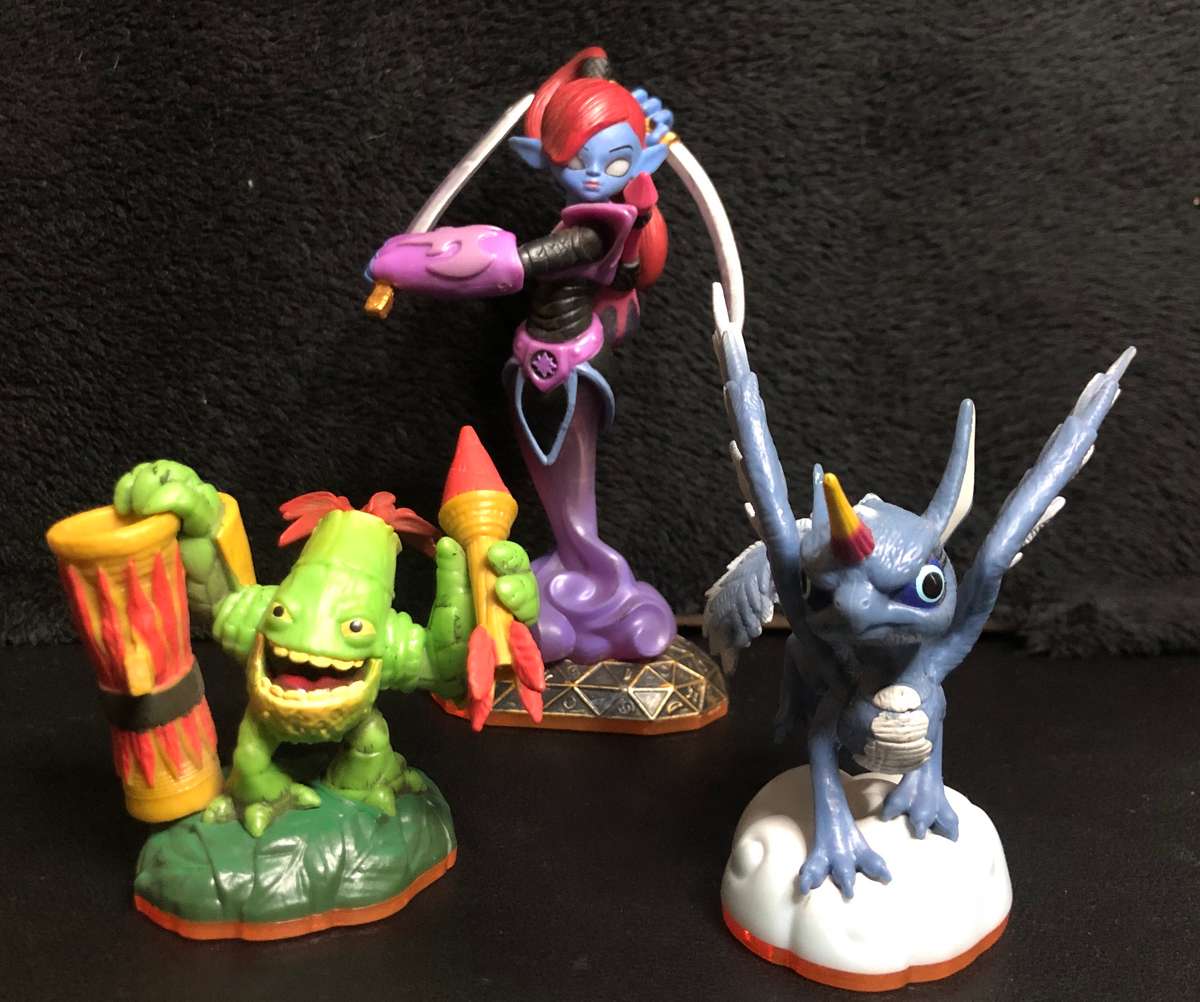 Skylanders: Giants Figure + Wii Mini Console Bundle