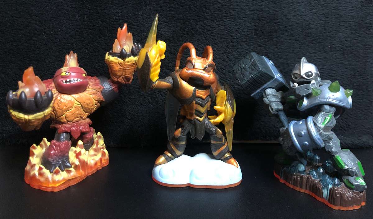 Skylanders: Giants Figure + Wii Mini Console Bundle