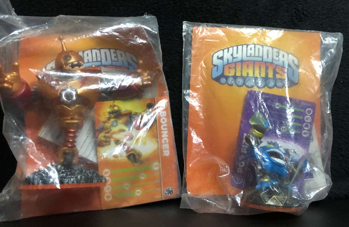 Skylanders: Giants Figure + Wii Mini Console Bundle
