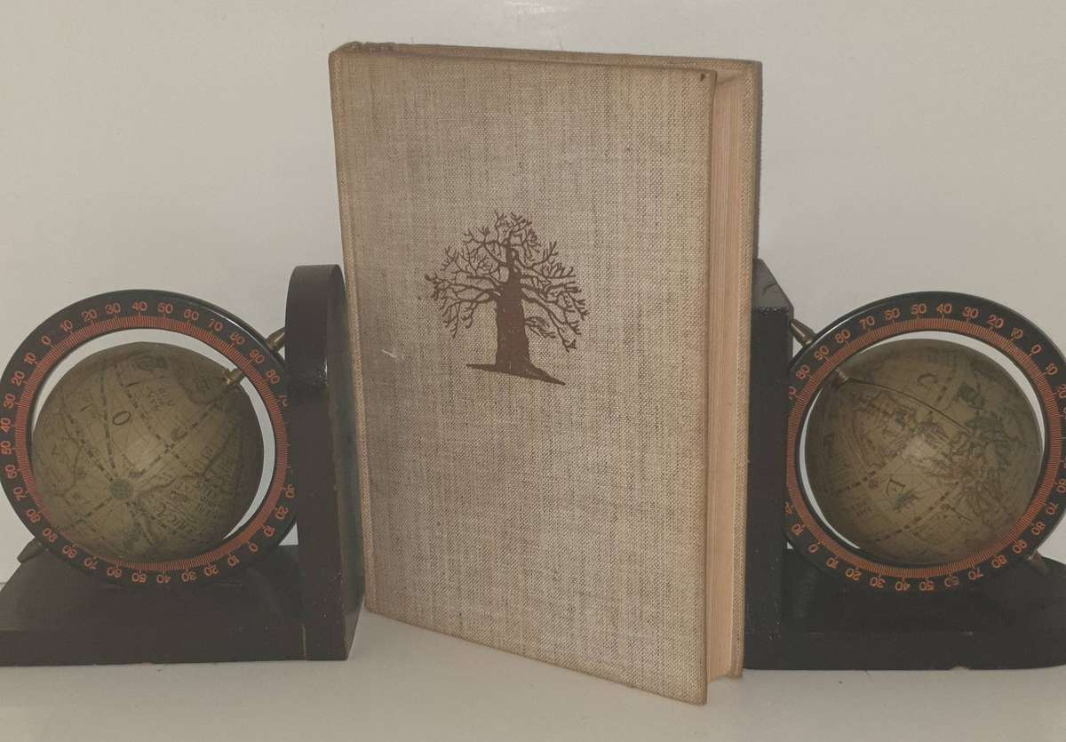 1ste Druk 1949 - Die Laeveld, sy Natuurlewe en sy Mense (Luit.Kol. J. Stevenson-Hamilton)