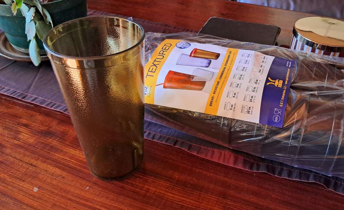 Packet of 12 TEXTURE PLASTIC GLASSES - PBA Free- 592 ml - USA made. Break resistant, dishwasher safe