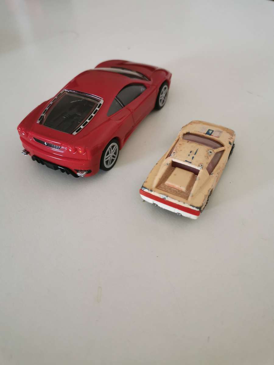 Set of 2 Ferrari model cars - Hot wheels and Shell V Power