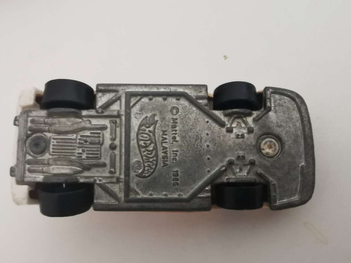 Set of 2 Ferrari model cars - Hot wheels and Shell V Power