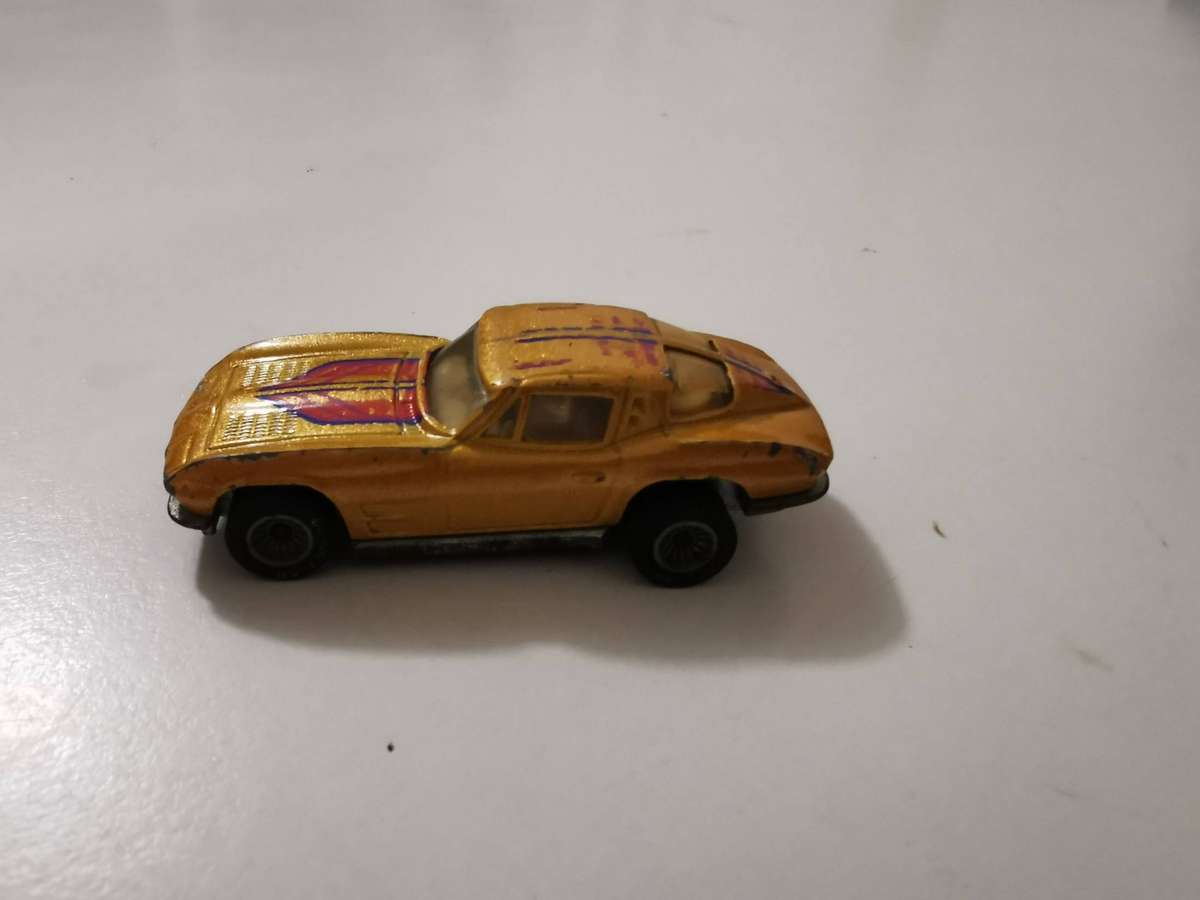 Hot wheels 63 Corvette Hi rakers with real riders.