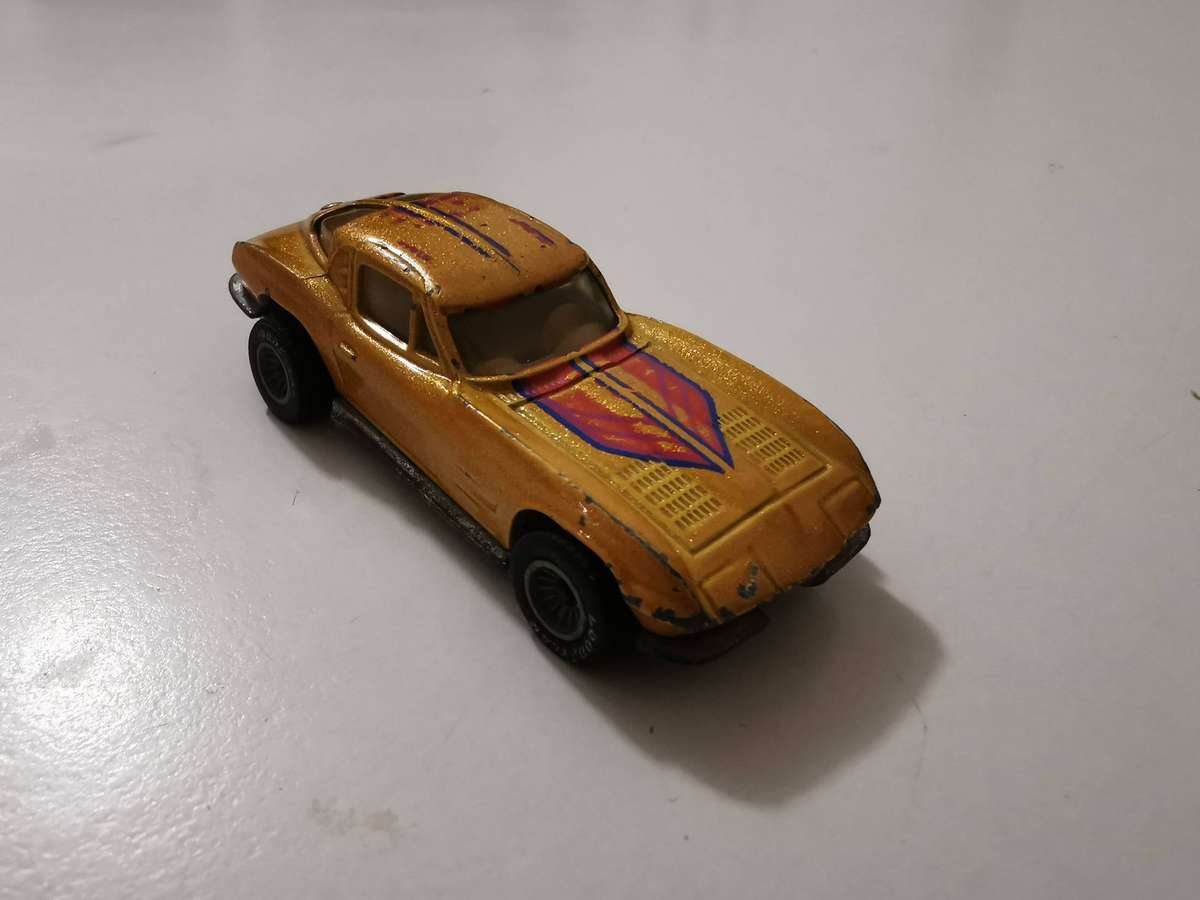 Hot wheels 63 Corvette Hi rakers with real riders.