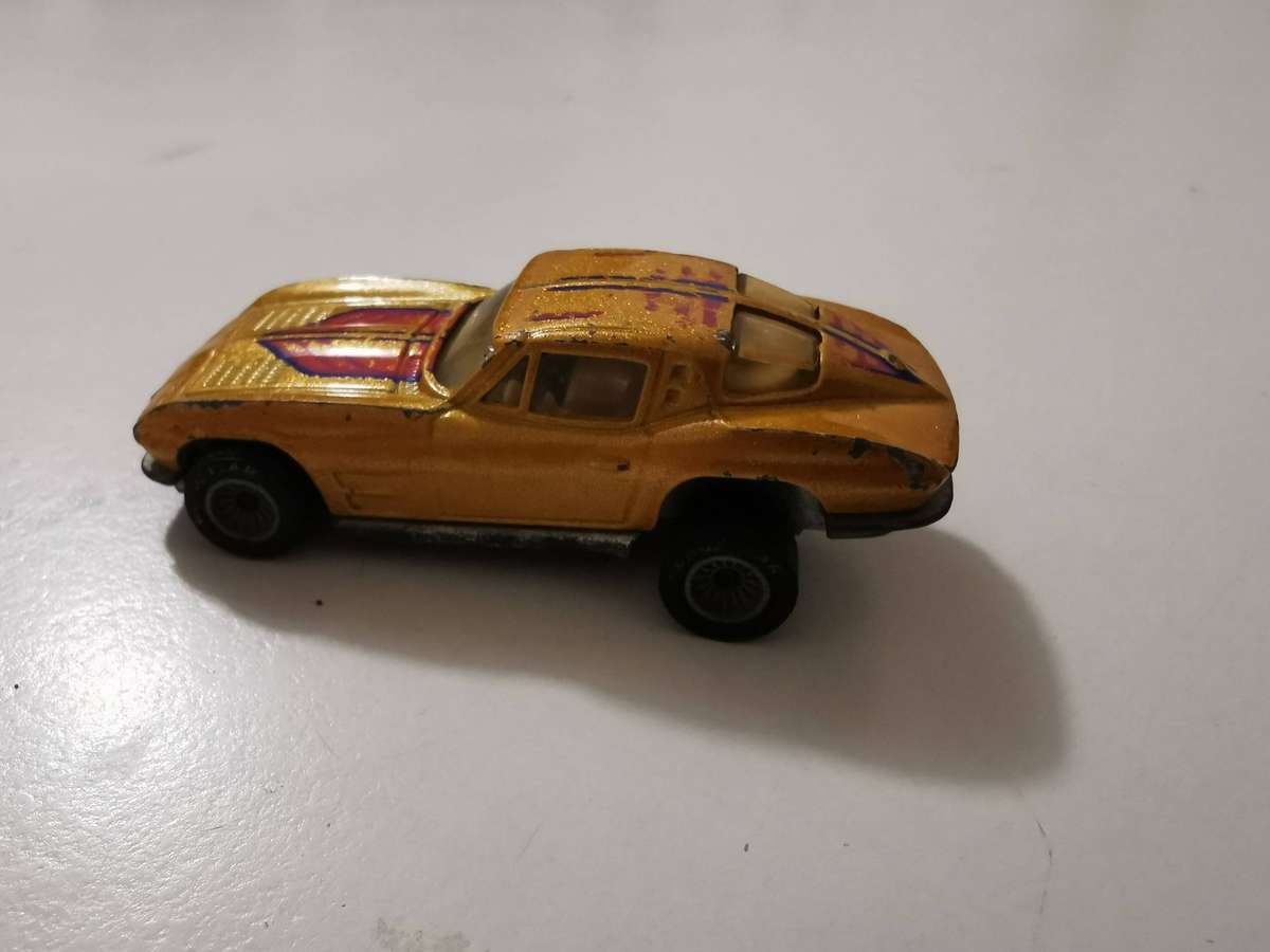 Hot wheels 63 Corvette Hi rakers with real riders.