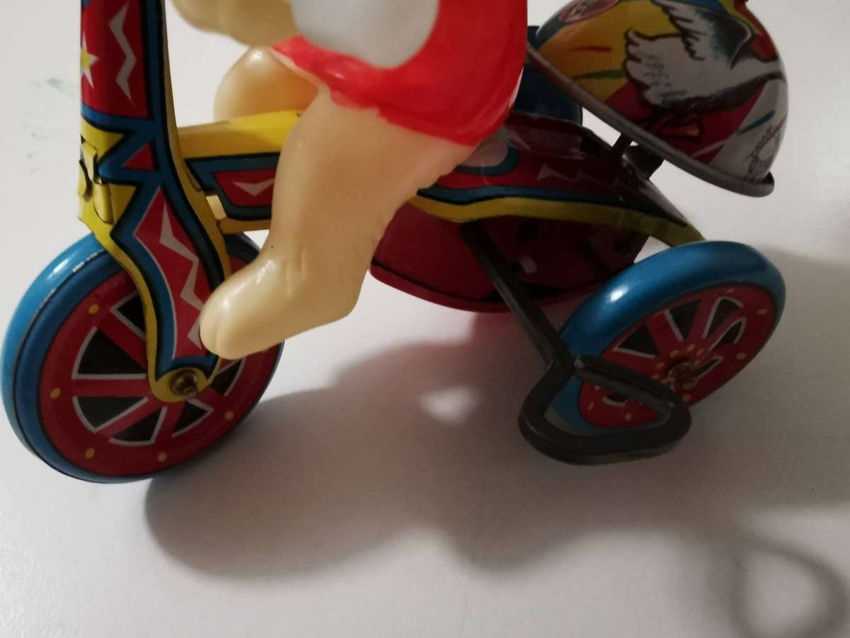 Vintage wind up "Happy days" tin bunny.