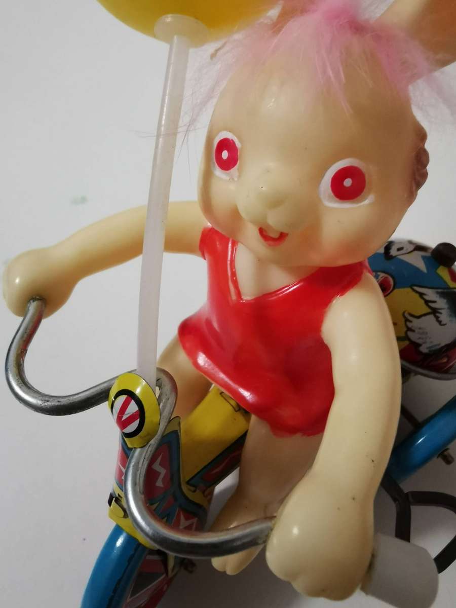 Vintage wind up "Happy days" tin bunny.