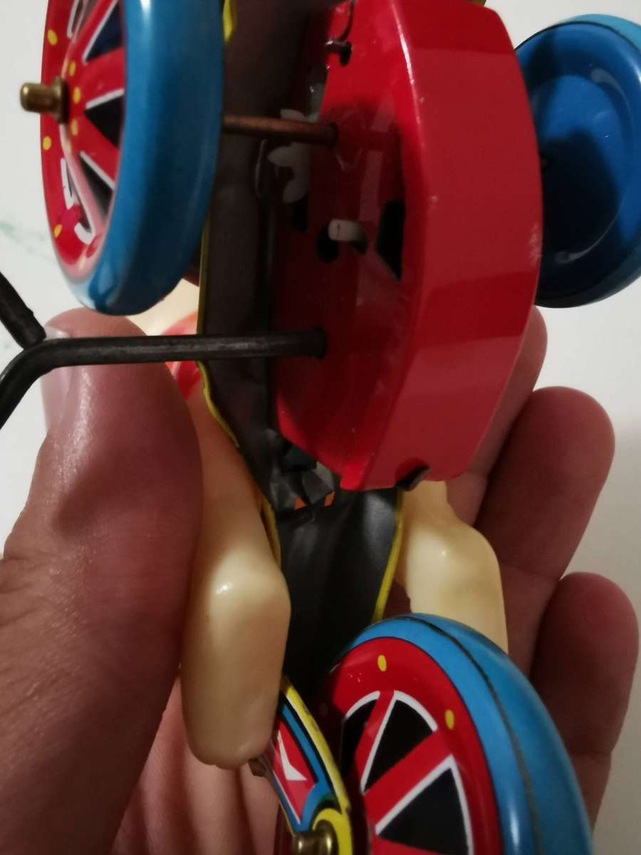 Vintage wind up "Happy days" tin bunny.