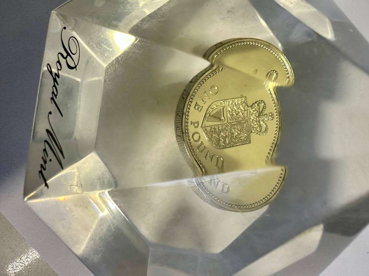 UK ROYAL MINT 1988 ONE POUND DIAMOND SHAPE PAPERWEIGHT