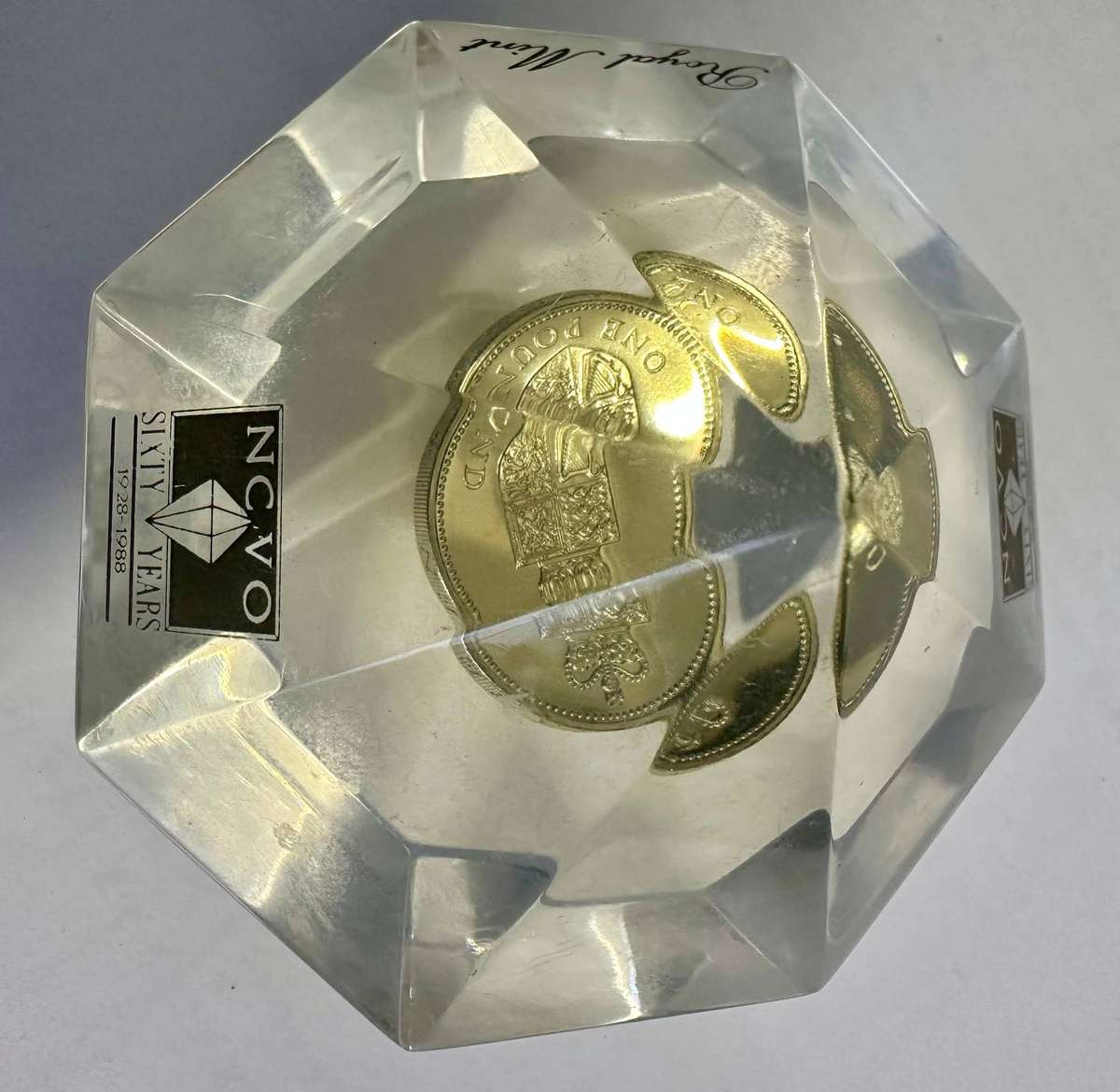 UK ROYAL MINT 1988 ONE POUND DIAMOND SHAPE PAPERWEIGHT