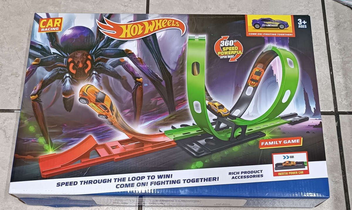HOT WHEELS 360 degree car racing track