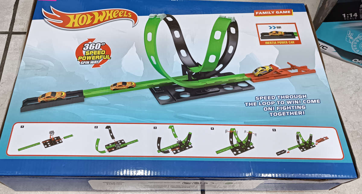 HOT WHEELS 360 degree car racing track