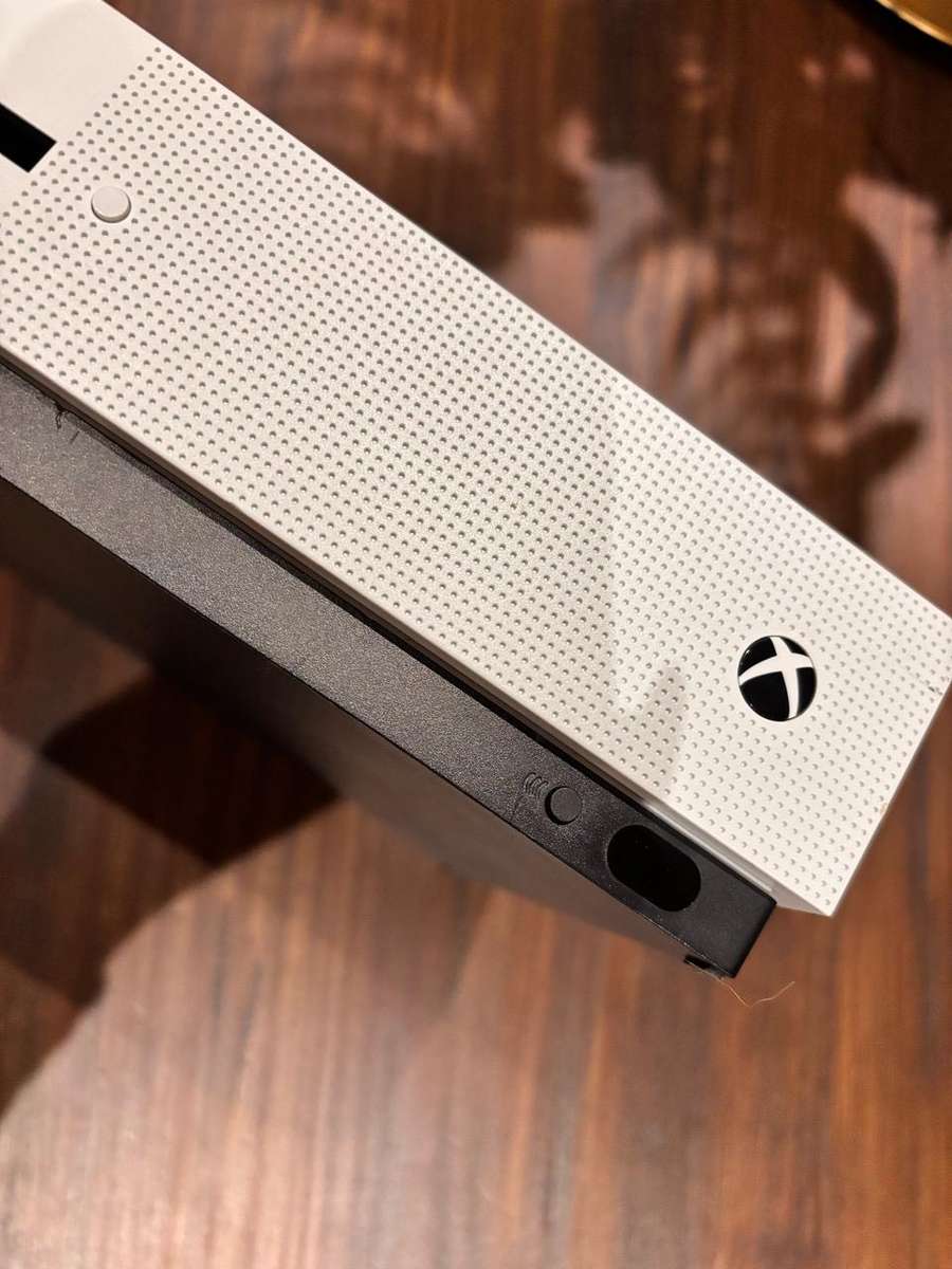 Xbox One S 1TB  Console + Controller, Great Condition!