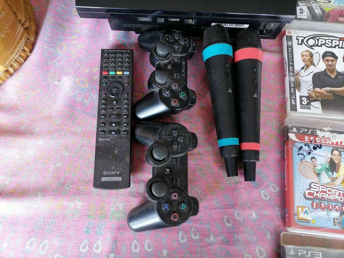 PS3 CONSOLE AND CONTROLLS