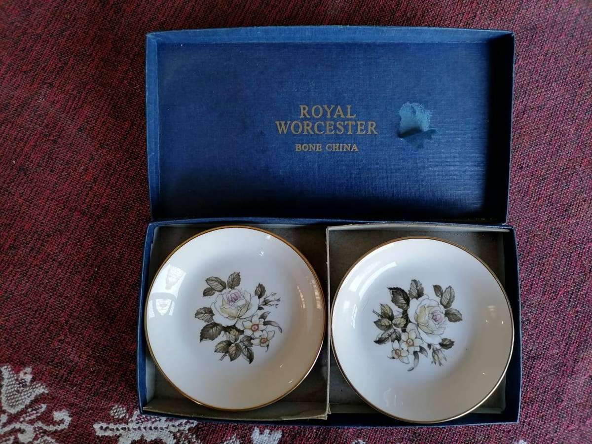 RARE VINTAGE ROYAL WORCESTER BOX SET OF 2 PIN TRAYS