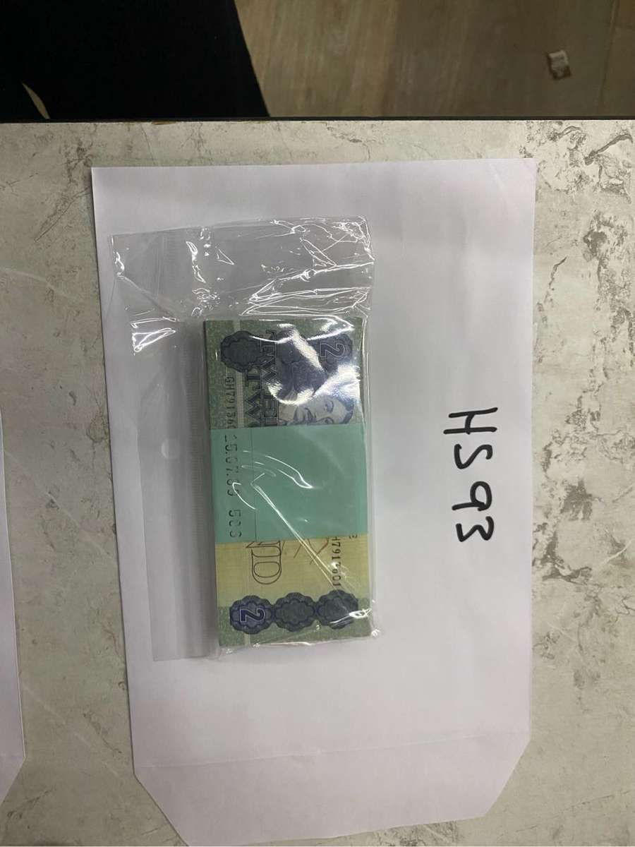 100 Perfect in sequence Numbers R2 bank notes Serial number 47913601 to 47913700