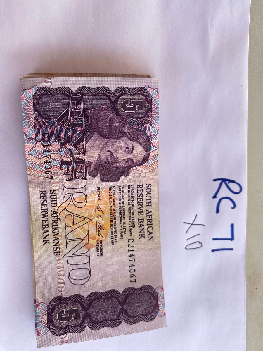 x 10 - Great looking R5,00 bank notes x 10 - CL Stals