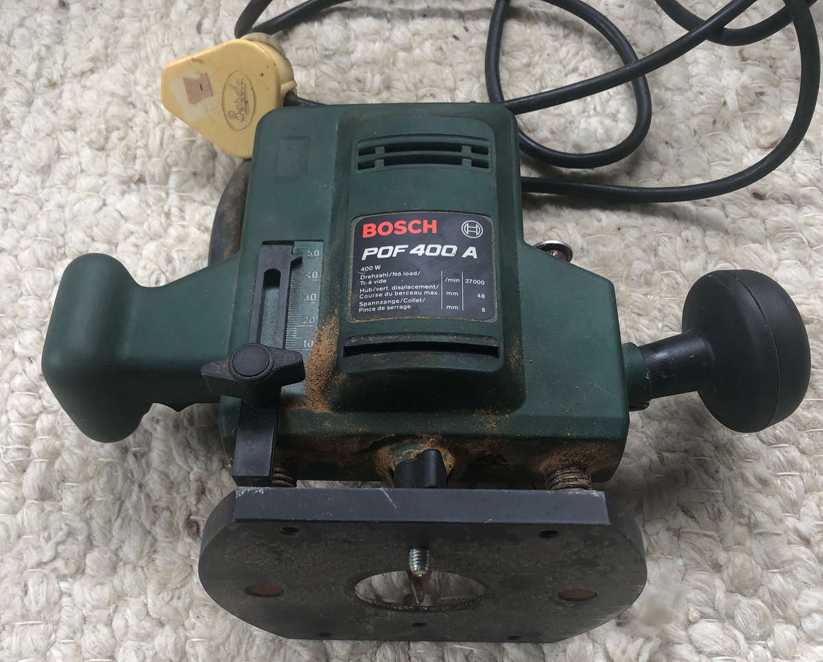 ROUTER BOSCH POF 400A HARDLY USED WITH ROUTER BIT