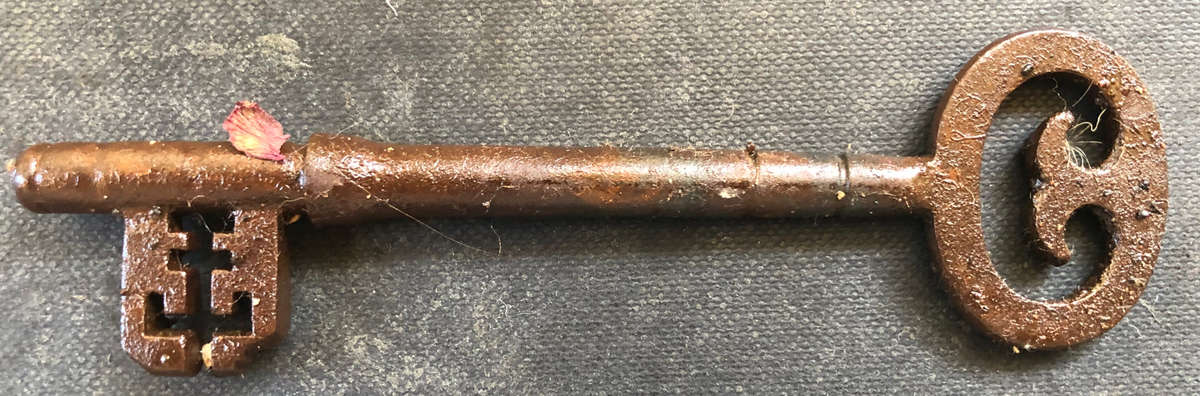 KEY LARGE GEORGIAN SQUASHED DECORATIVE WIRE BOW CIRCA 1800'S SOLID CAST IRON