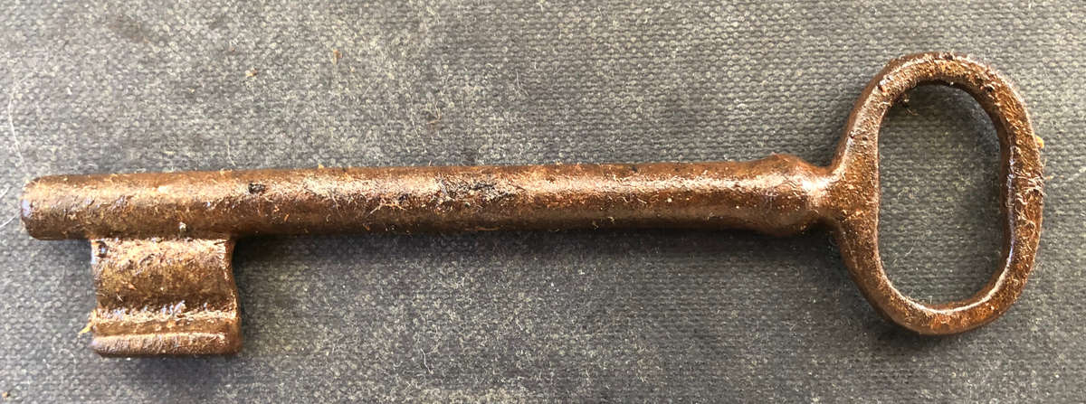 KEY LARGE GEORGIAN WIRE BOW CIRCA 1800'S SOLID CAST IRON