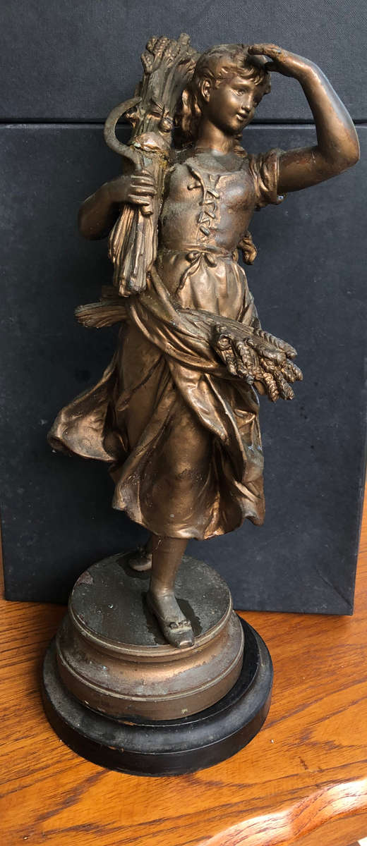 METAL STATUE ON WOODEN BASE STANDS 37,5CM HIGH