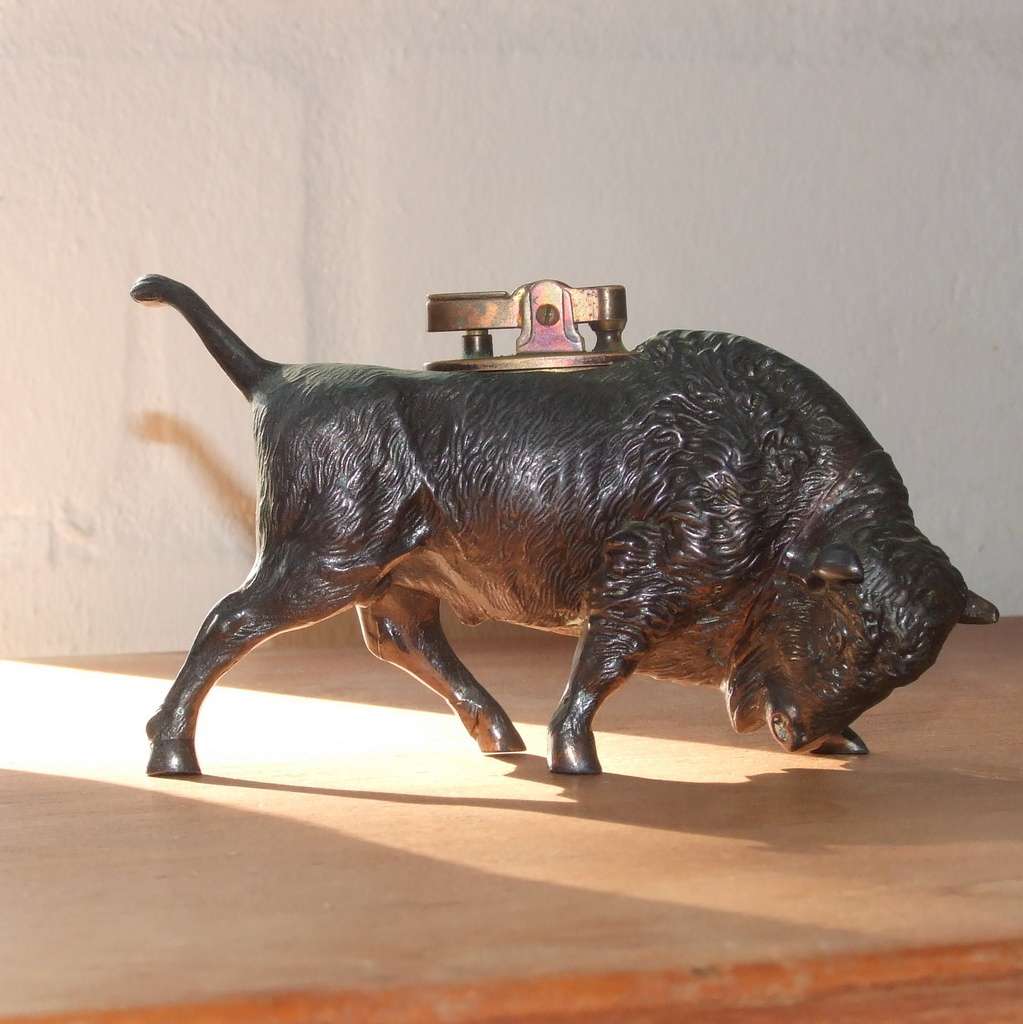 Spectacular cast metal Bison petrol Table Lighter