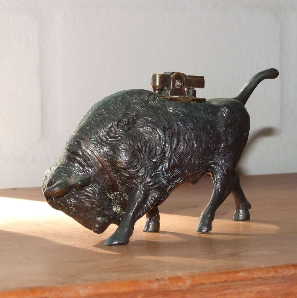 Spectacular cast metal Bison petrol Table Lighter