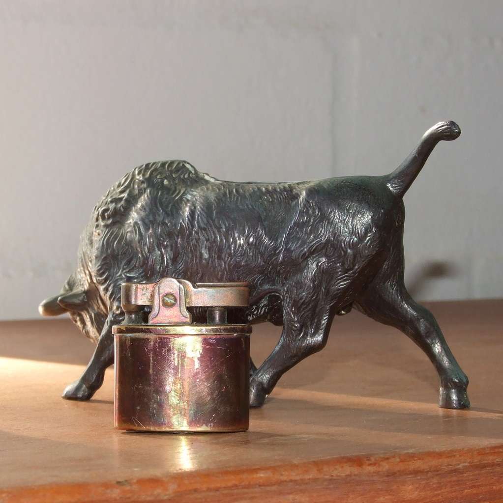 Spectacular cast metal Bison petrol Table Lighter