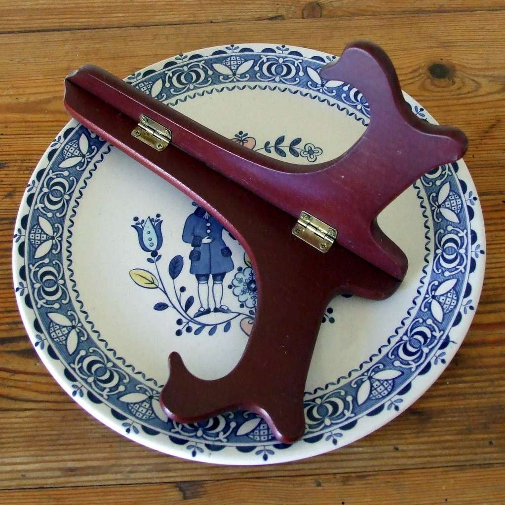 Johnson Brothers Old Granite Ironstone, England, HEARTS & FLOWERS, 25cm Plate  & stand