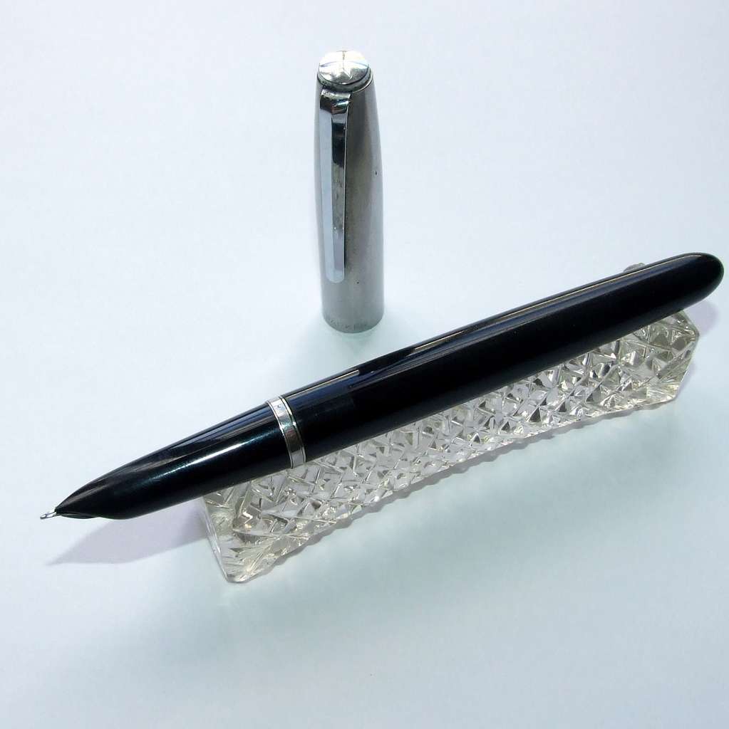 A fairly rare Mark 1 PARKER 21 Fountain pen in working condition, fine nib, c1949.