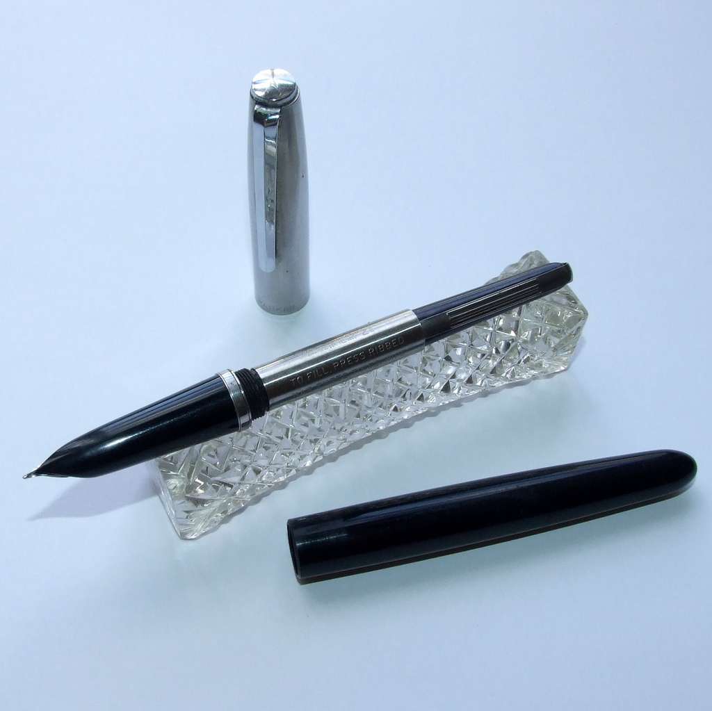 A fairly rare Mark 1 PARKER 21 Fountain pen in working condition, fine nib, c1949.