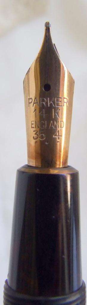 Vintage black made in England PARKER DUOFOLD in good and working condition, 14ct nib.
