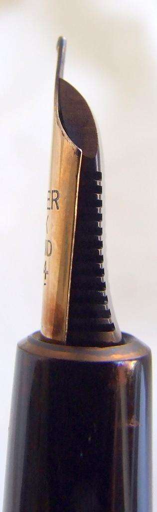 Vintage black made in England PARKER DUOFOLD in good and working condition, 14ct nib.