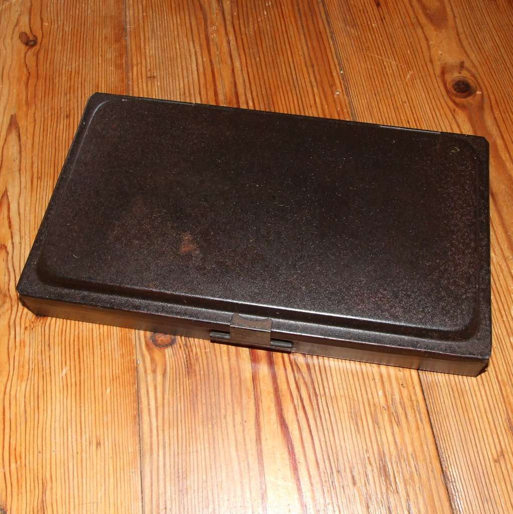 Vintage REEVES 20 watercolour artist's tin box