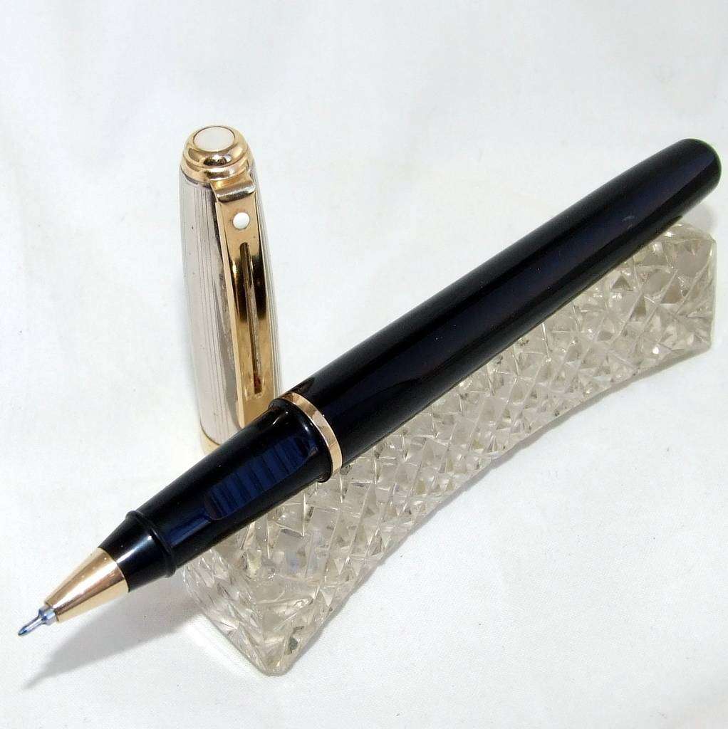 Sheaffers White Dot "Prelude" roller ball Black Gloss with Chrome and Gold Trim