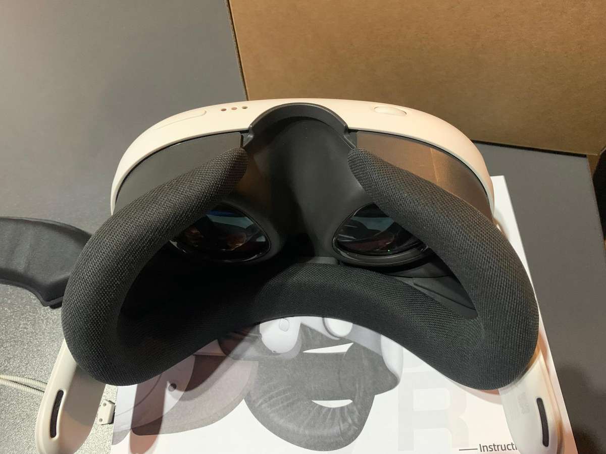 Quest 3 128GB Bundle  Like New + Premium Unused Accessories [URGENT REDUCED]