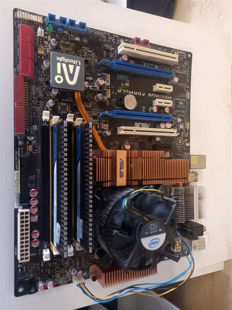 Asus Maximus formula MB + Intel core 2 duo 2.66GHz + 2 x Corsair 2048MB Ram