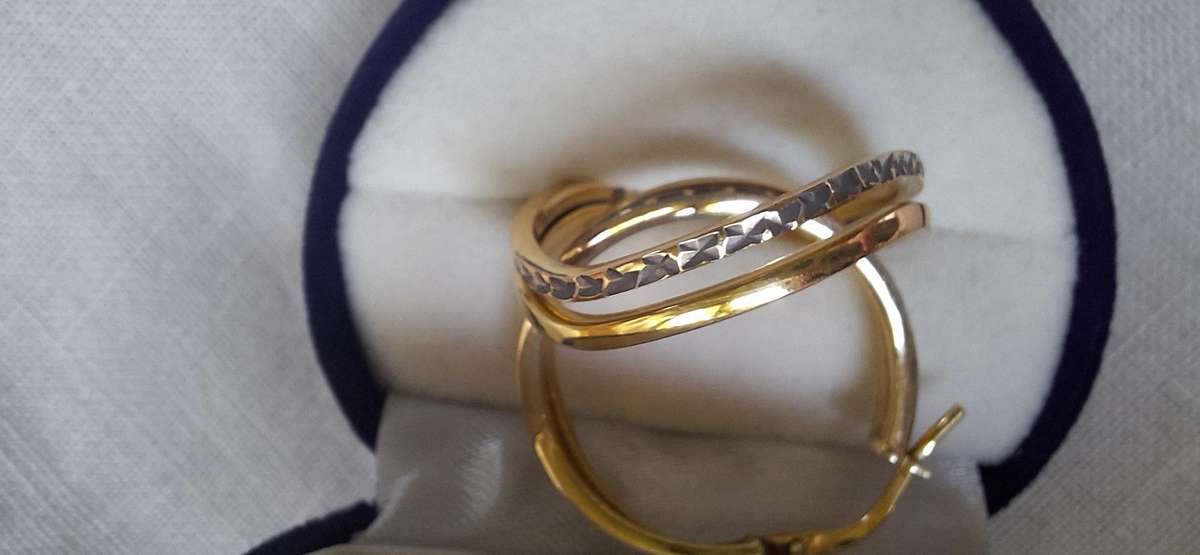 9 KT gold hoop earrings