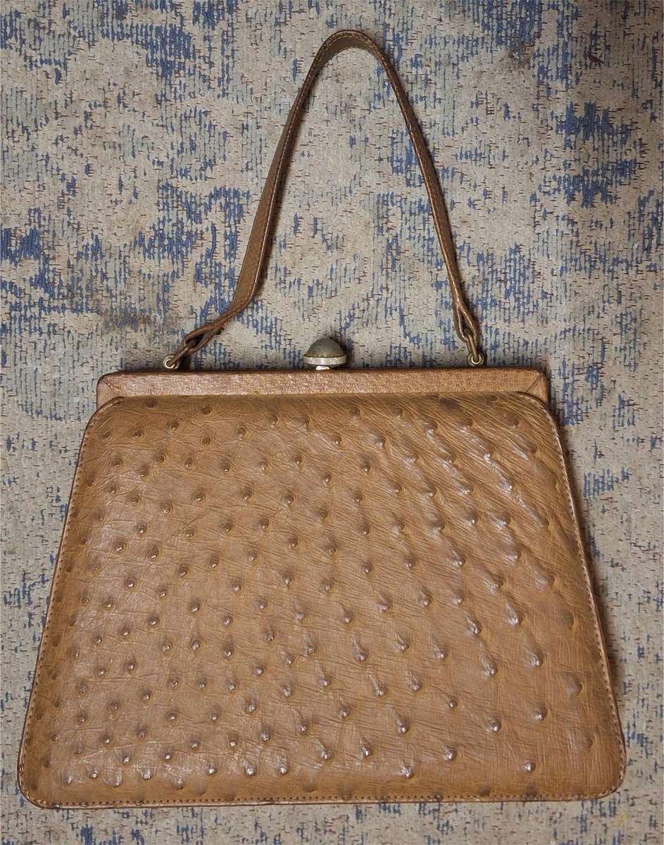 Caramelbrown ostrich leather Corbeau 1980s vintage clutch bag with gold-tone hardware, metal frame