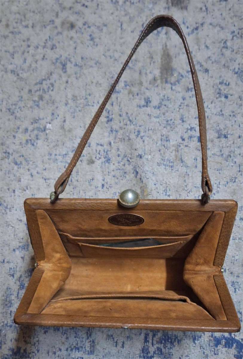 Caramelbrown ostrich leather Corbeau 1980s vintage clutch bag with gold-tone hardware, metal frame