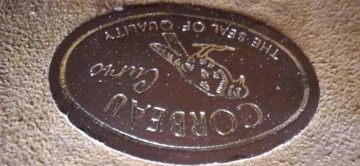 Caramelbrown ostrich leather Corbeau 1980s vintage clutch bag with gold-tone hardware, metal frame