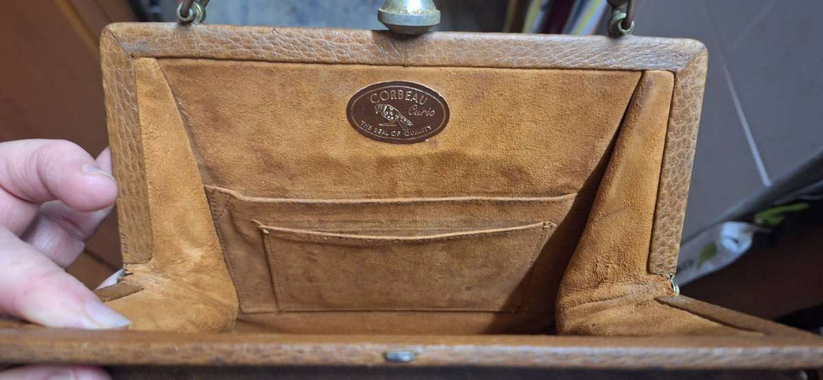 Caramelbrown ostrich leather Corbeau 1980s vintage clutch bag with gold-tone hardware, metal frame