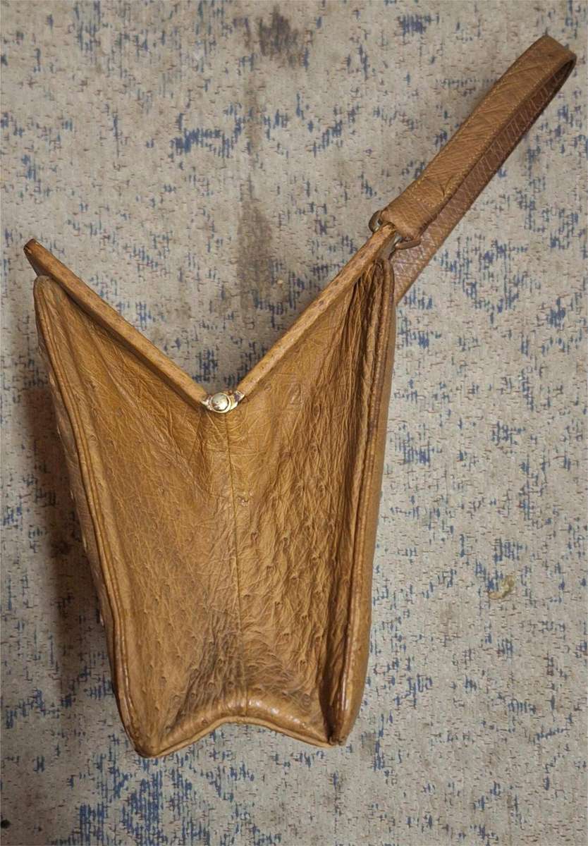 Caramelbrown ostrich leather Corbeau 1980s vintage clutch bag with gold-tone hardware, metal frame
