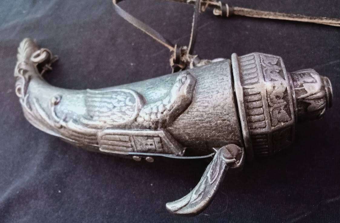 VINTAGE MADE IN SPAIN DENIX PEWTER HORN GUN POWDER BOTTLE FLASK BLAZON EAGLE