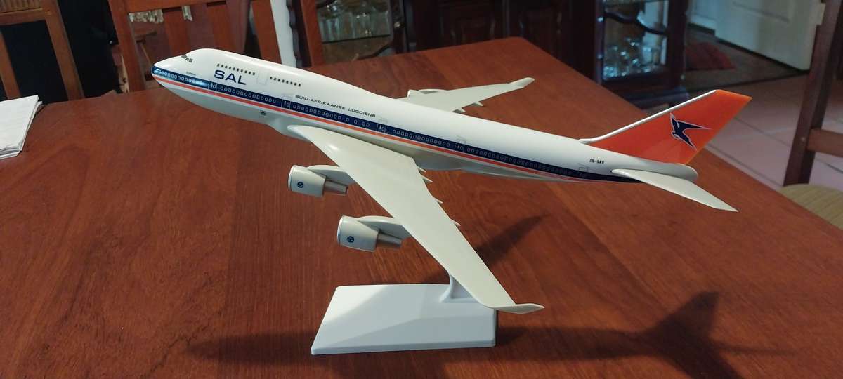 B747-400 SOUTH AFRICAN AIRWAYS ZS-SAV "DURBAN"  ABS Plastic Snap-Fit Model Scale 1/200