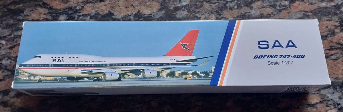 B747-400 SOUTH AFRICAN AIRWAYS ZS-SAV "DURBAN"  ABS Plastic Snap-Fit Model Scale 1/200